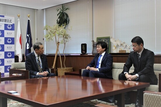 写真：市長及び鈴木社長様