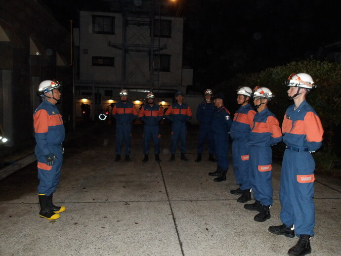 消防団長より訓示を受ける新入団員