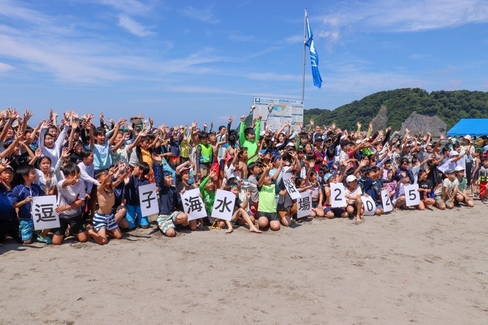 約400人の児童で写真を撮影しました。