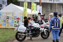 警察車両展示写真