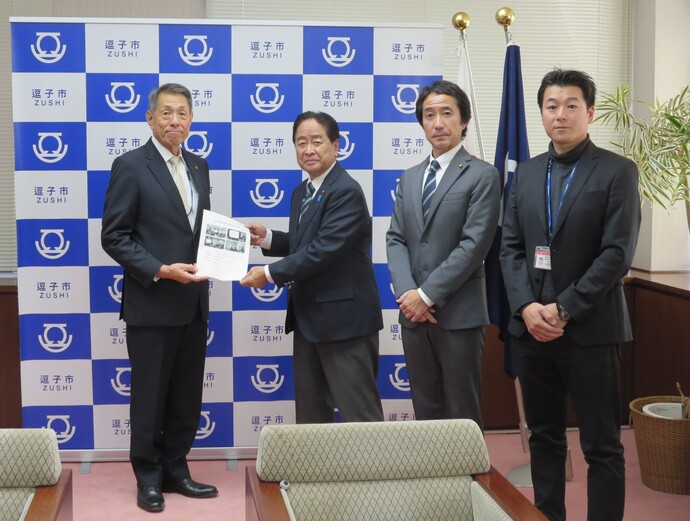 写真：市長へ概要を送付している様子