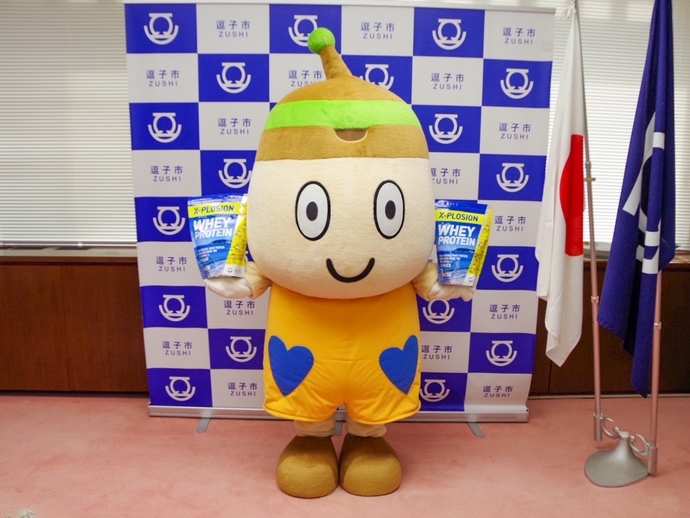 ZUSHIプロテインを持つシズオの着ぐるみ