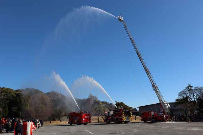令和8年逗子市消防出初式で撮影した一斉放水の写真