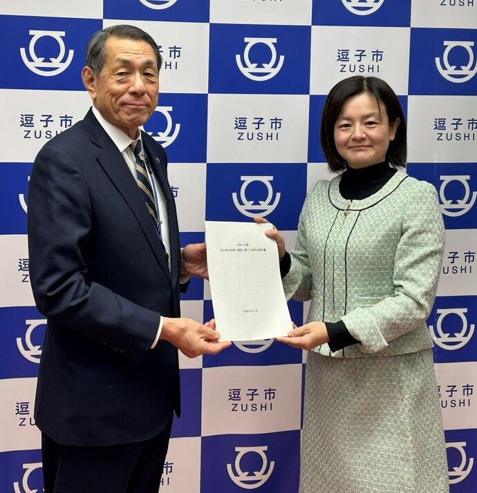 写真：検討会の田中座長と市長