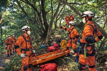 救助隊が山で救出活動をしている写真