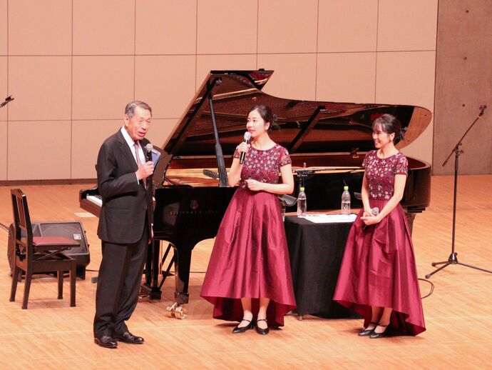 なぎさホールの舞台の上に市長と山田姉妹。歓談している様子。