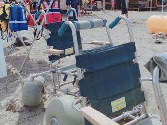 写真:逗子海水浴場ビーチ用車いす無料貸出