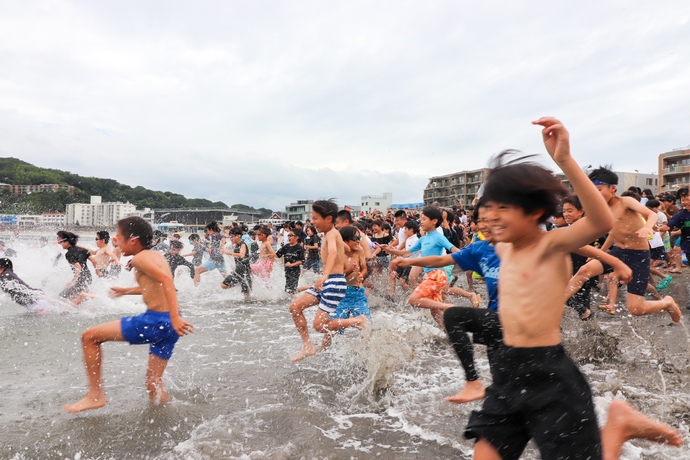 海開き式入水写真