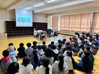 後輩たちに1年かけて学んだことを伝える児童らの写真です。