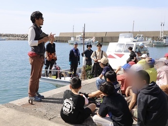 児童らに説明する小林さんの写真です