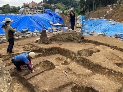 写真：竪穴住居跡を調査しているようす